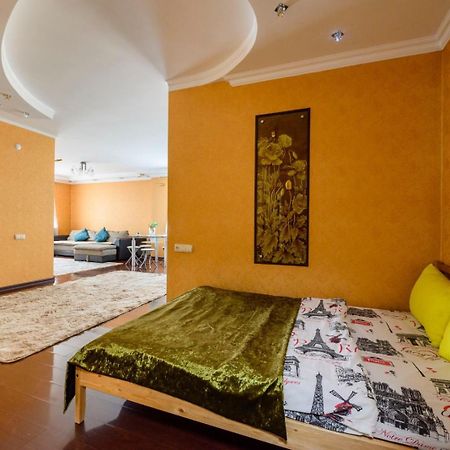 Uut, Comfort, Mega Apartment Almaty Ngoại thất bức ảnh